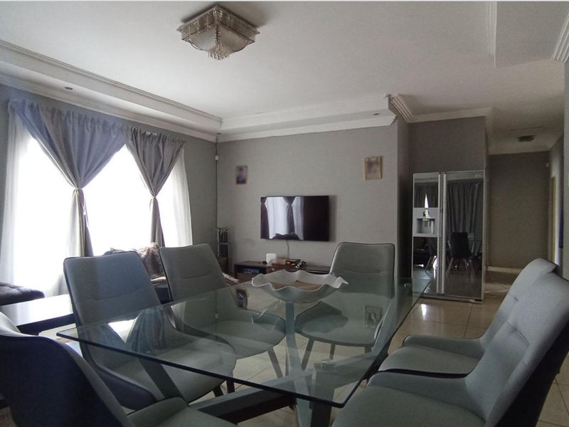 5 Bedroom House for Sale in Amandasig - Photo 2