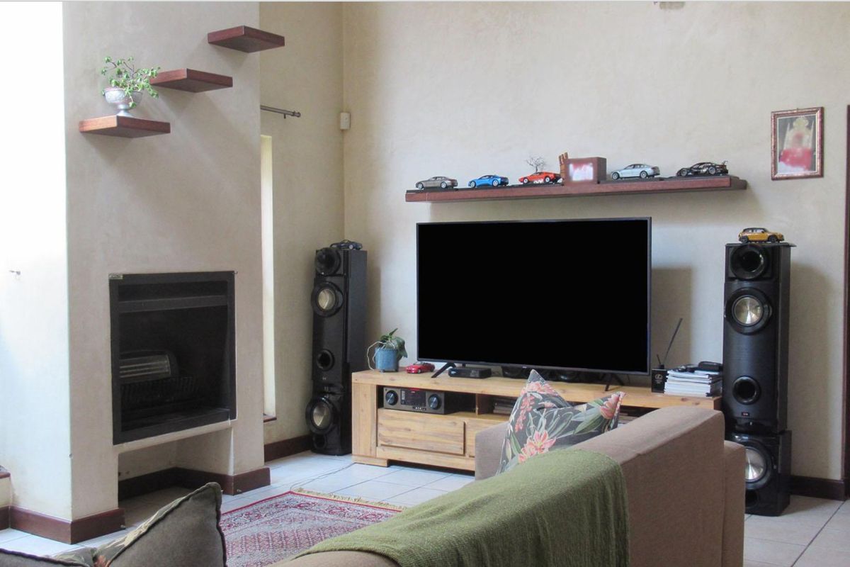 3 Bedroom House for Sale in Dainfern  - Photo 4