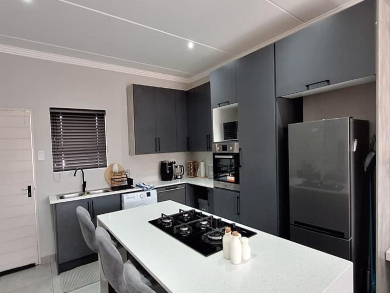 2 Bedroom Apartment / Flat for Sale in Bryanston - Photo 8