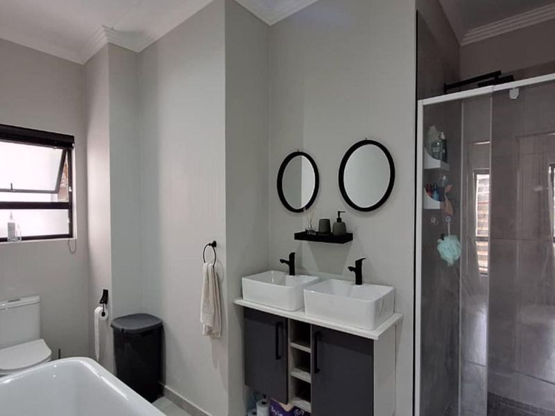 2 Bedroom Apartment / Flat for Sale in Bryanston - Photo 6