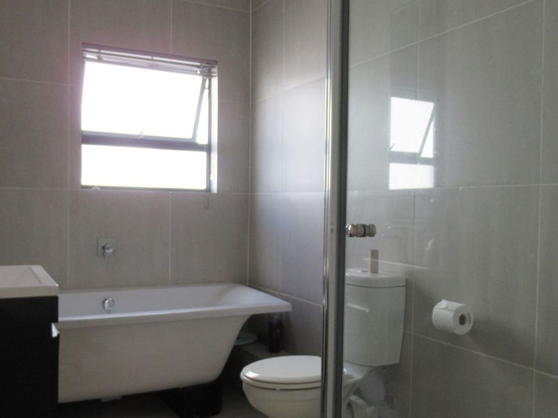 2 Bedroom Apartment in Greenstone Hill - Photo 7
