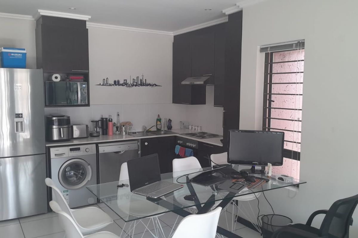 One Bedroom Apartment in the popular LAGUNA Complex - Barbeque Downs - 1 JUNE - Photo 2
