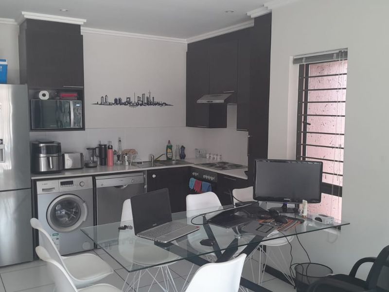 One Bedroom Apartment in the popular LAGUNA Complex - Barbeque Downs - 1 JUNE - Photo 2