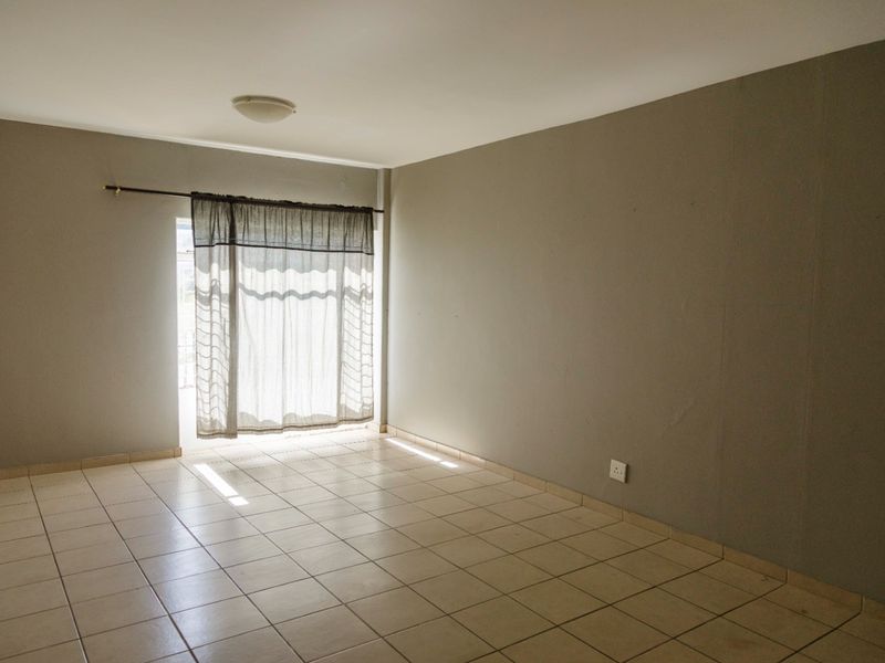 Charming 2-Bedroom Apartment  in Discovery, Guy & Shaun Complex - Photo 2