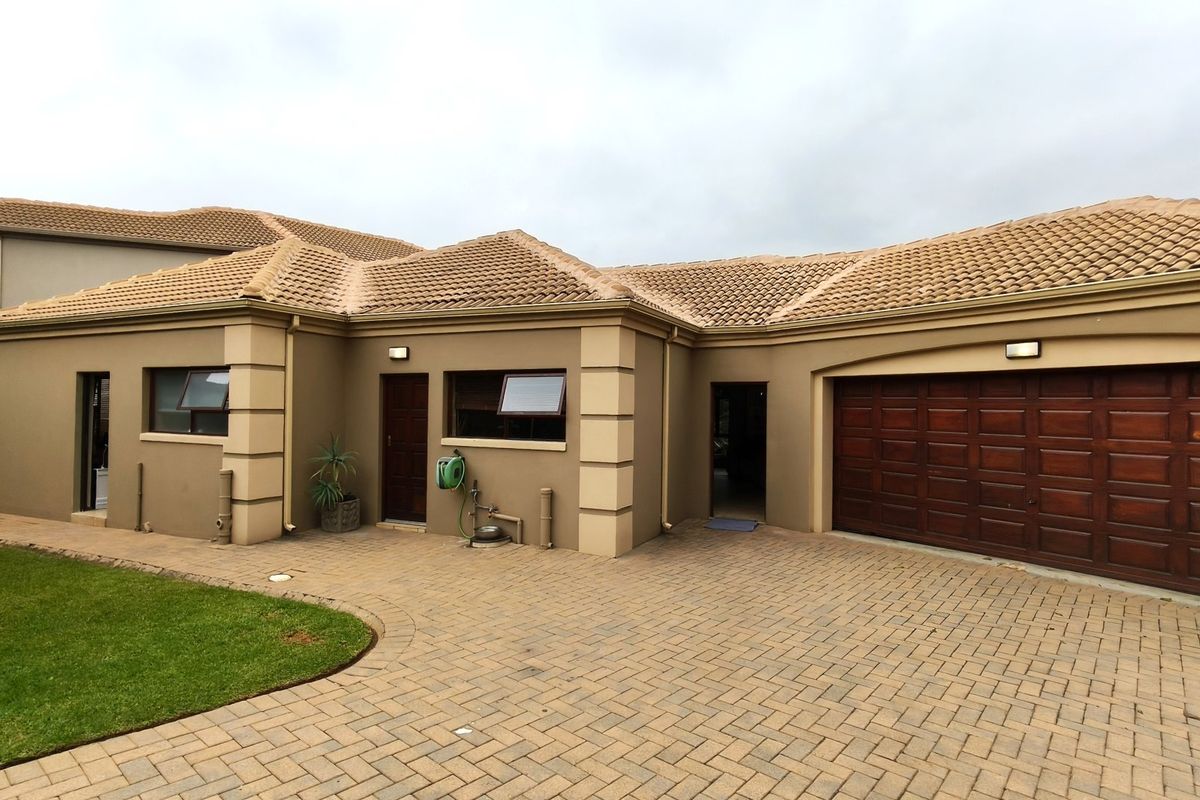 Family home in Noordheuwel with Braai Room Charm - Photo 2