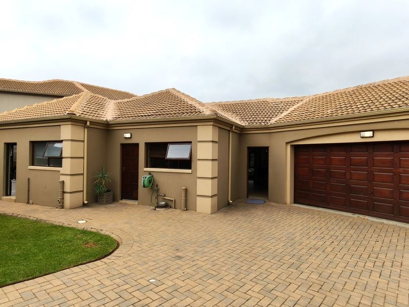 Family home in Noordheuwel with Braai Room Charm - Photo 2
