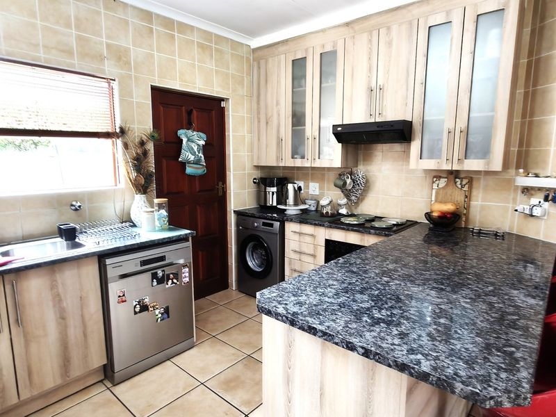 Family home in Noordheuwel with Braai Room Charm - Photo 9