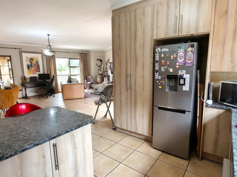 Family home in Noordheuwel with Braai Room Charm - Photo 8