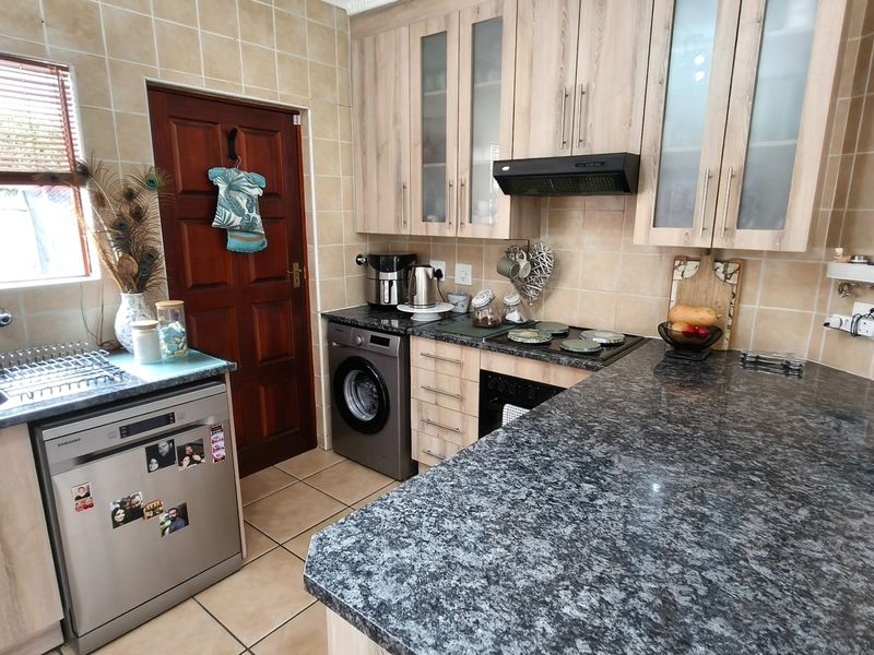 Family home in Noordheuwel with Braai Room Charm - Photo 7