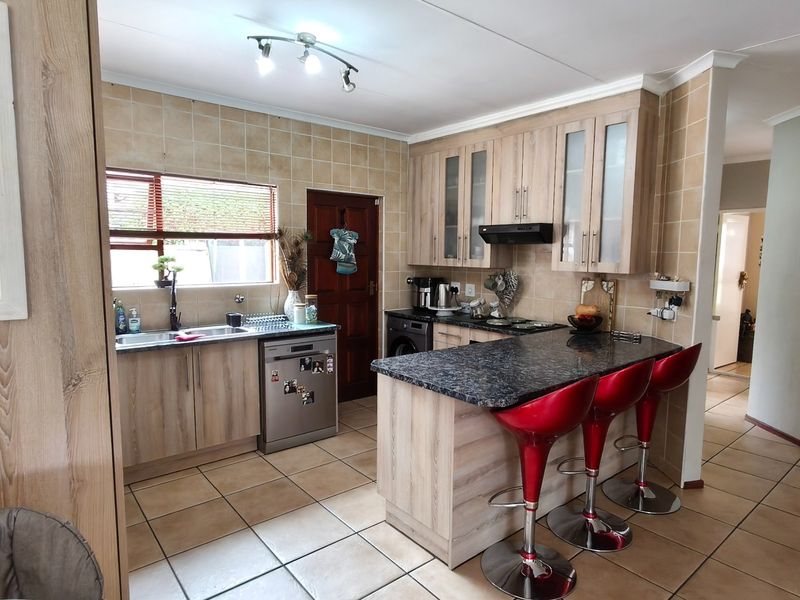 Family home in Noordheuwel with Braai Room Charm - Photo 6