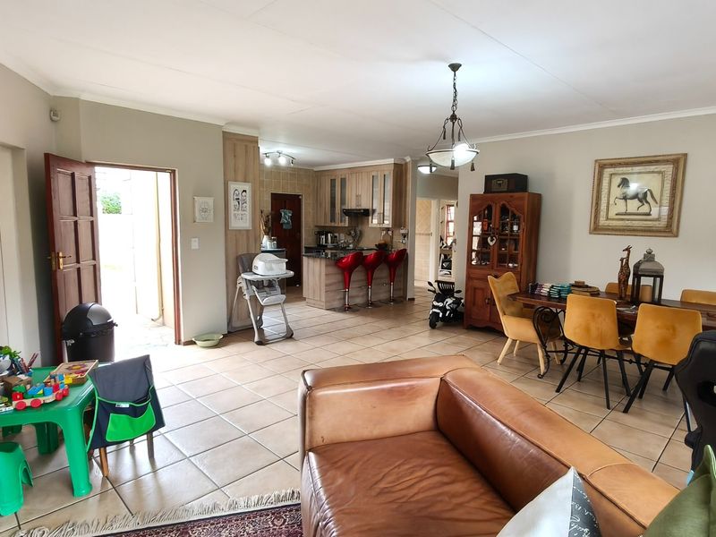 Family home in Noordheuwel with Braai Room Charm - Photo 4