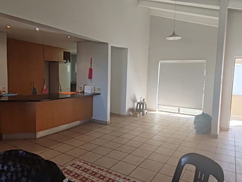 Sea View Apartment.... Mossel Bay Central... Close to All Amenities !!! - Photo 9