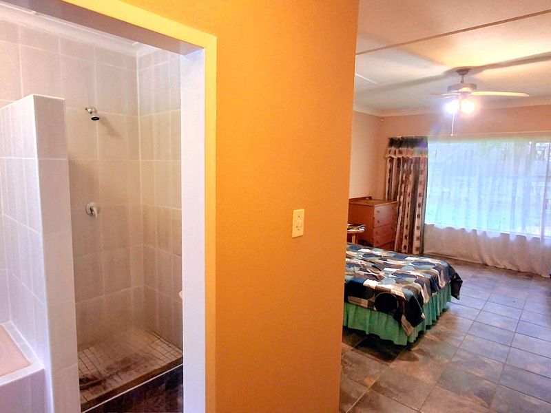 Sasolburg 3 bedroom 2 bathroom family home with pool - Photo 9