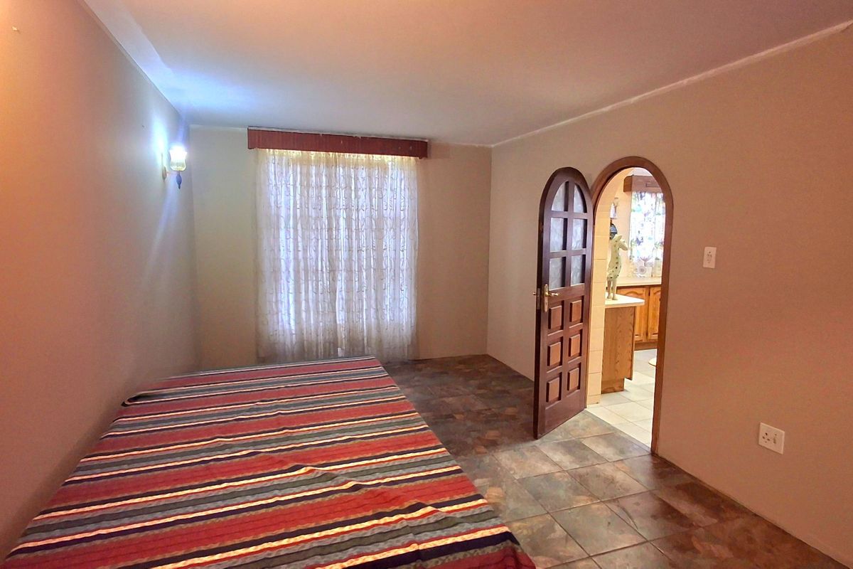 Sasolburg 3 bedroom 2 bathroom family home with pool - Photo 3