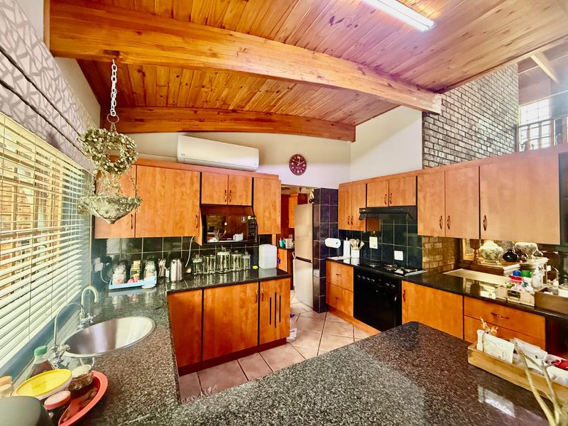 Beautiful Family Home For Sale | Schoemansville, Hartbeespoort - Photo 9