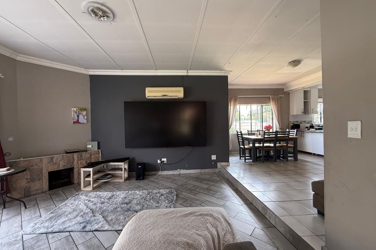 Spacious Modern Family Home in Sinoville - Photo 3