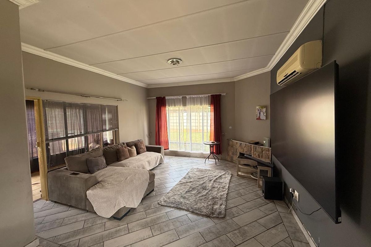 Spacious Modern Family Home in Sinoville - Photo 4