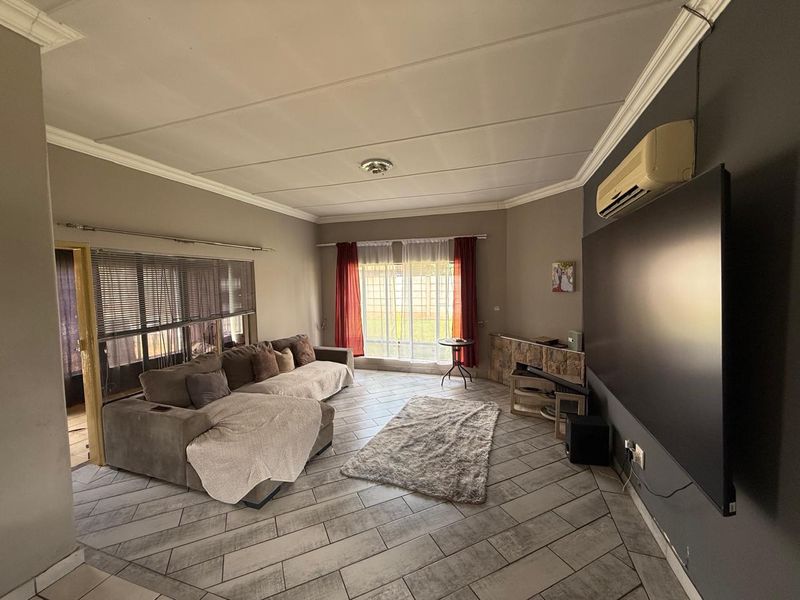 Spacious Modern Family Home in Sinoville - Photo 4