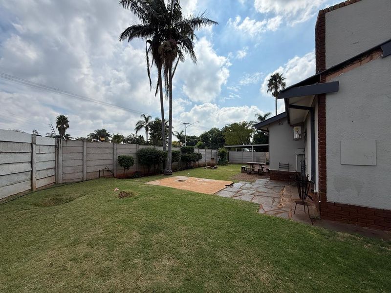 Spacious Modern Family Home in Sinoville - Photo 10