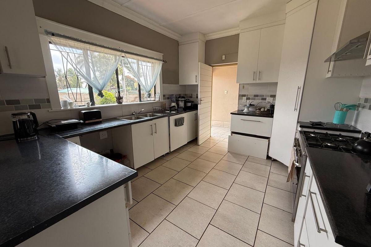 Spacious Modern Family Home in Sinoville - Photo 2