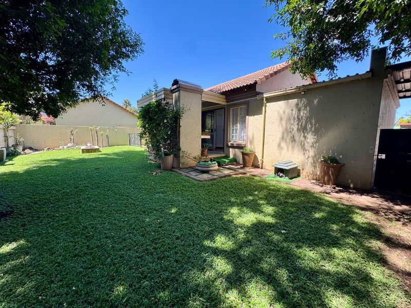 Ultra Modern Spacious Townhouse With Garden - Photo 7