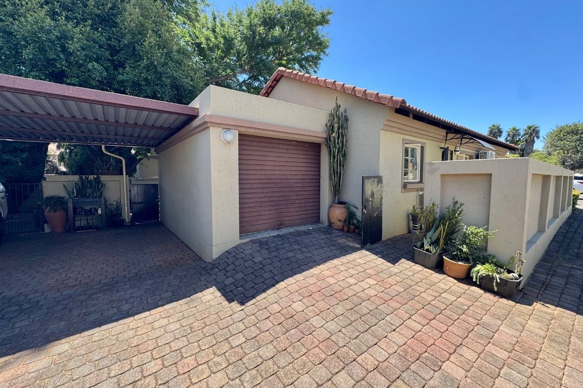 Ultra Modern Spacious Townhouse With Garden - Photo 4