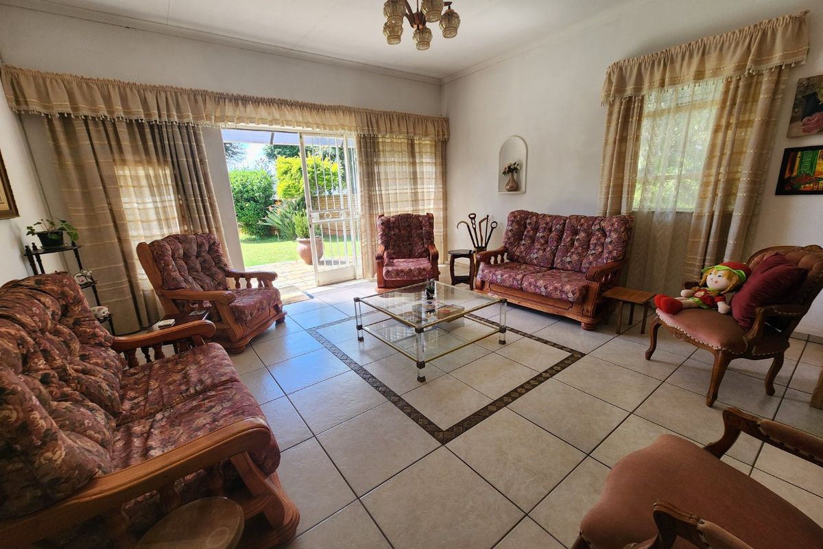 Spacious Family Living in Magalieskruin Pretoria - Photo 2