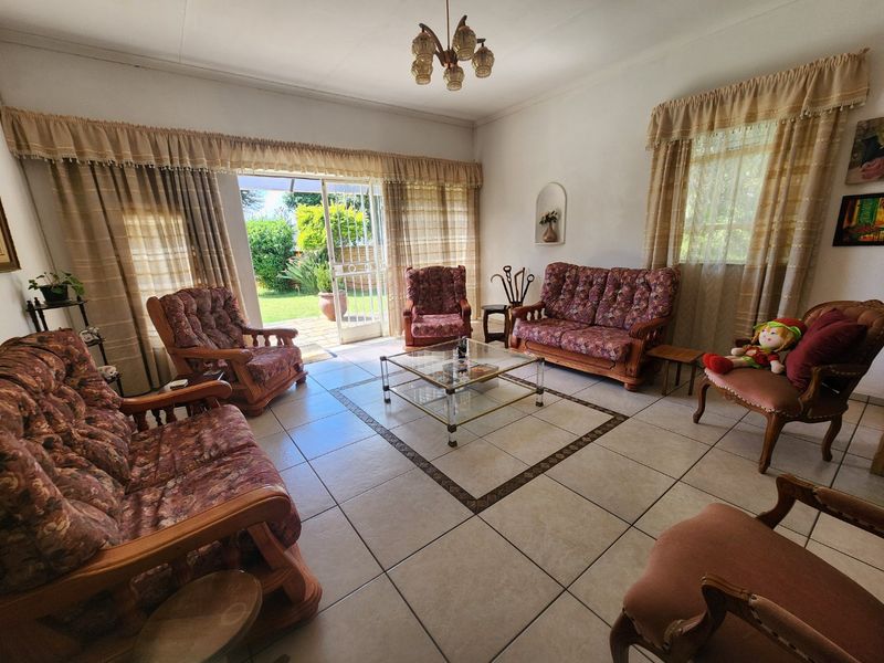 Spacious Family Living in Magalieskruin Pretoria - Photo 2