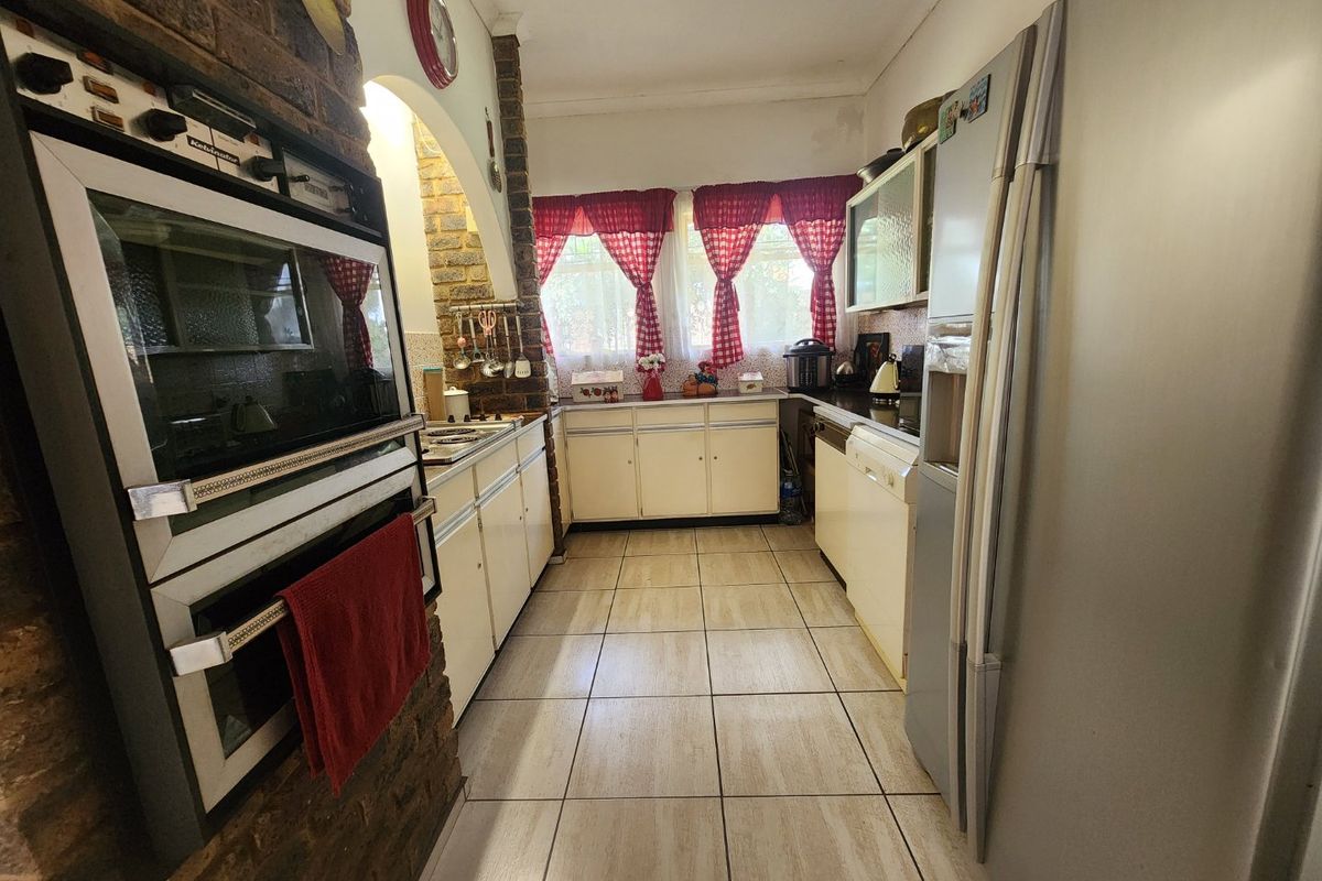 Spacious Family Living in Magalieskruin Pretoria - Photo 5