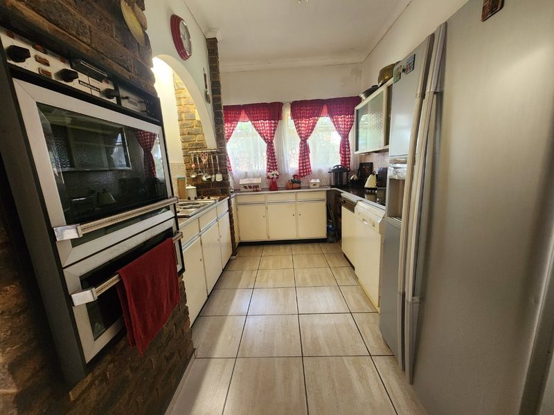 Spacious Family Living in Magalieskruin Pretoria - Photo 5