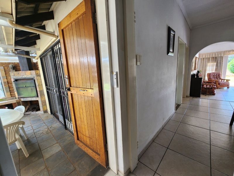 Spacious Family Living in Magalieskruin Pretoria - Photo 10