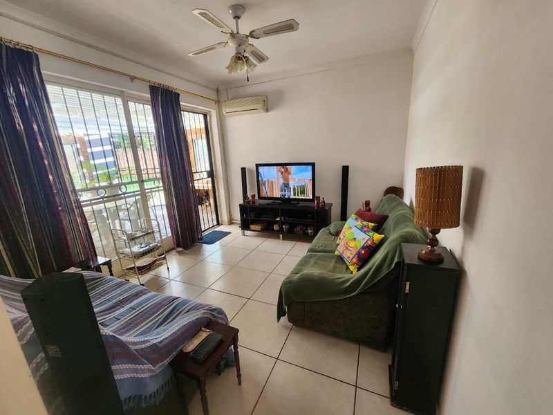 Spacious Family Living in Magalieskruin Pretoria - Photo 8