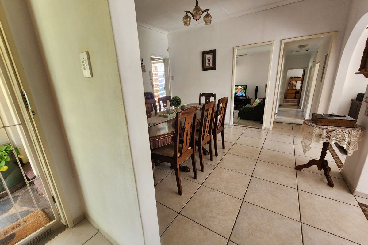 Spacious Family Living in Magalieskruin Pretoria - Photo 3