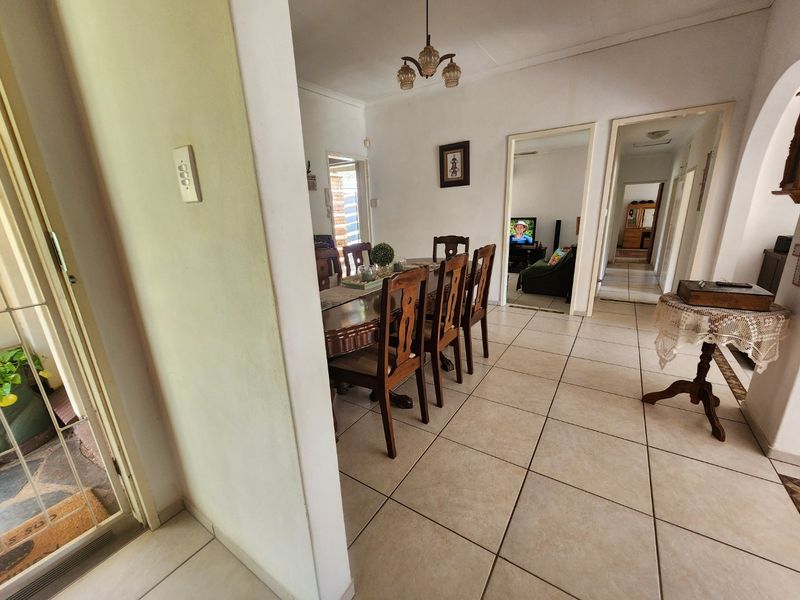 Spacious Family Living in Magalieskruin Pretoria - Photo 3