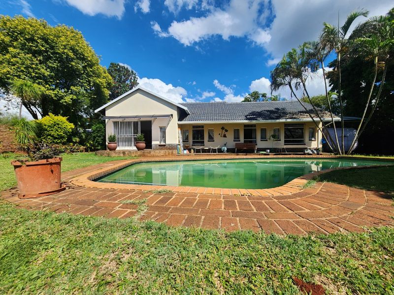 Spacious Family Living in Magalieskruin Pretoria - Photo 6