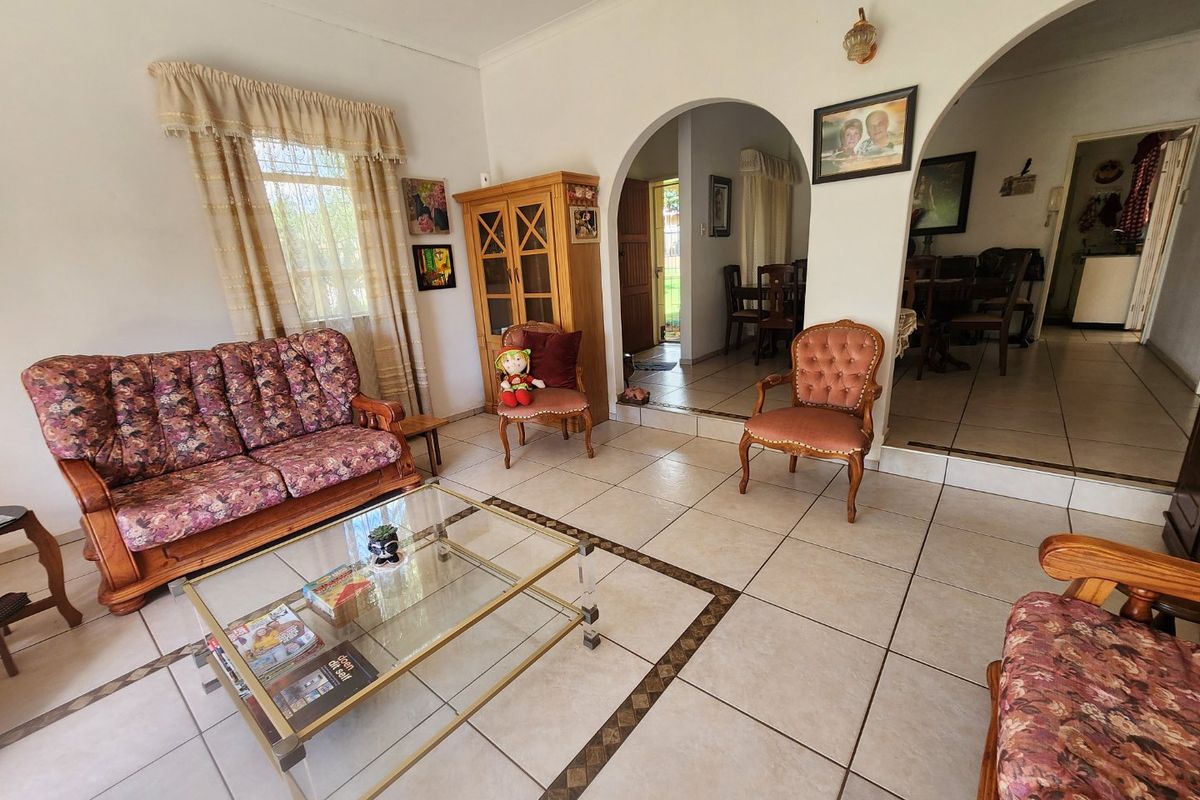 Spacious Family Living in Magalieskruin Pretoria - Photo 4