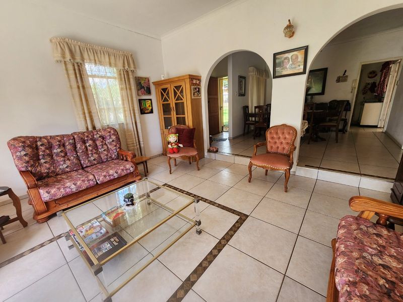 Spacious Family Living in Magalieskruin Pretoria - Photo 4