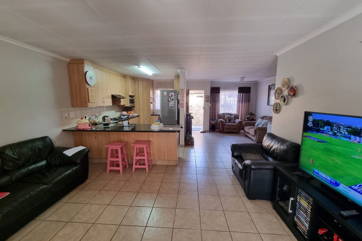 Ideal Three Bedroom Unit Great Location - Photo 4