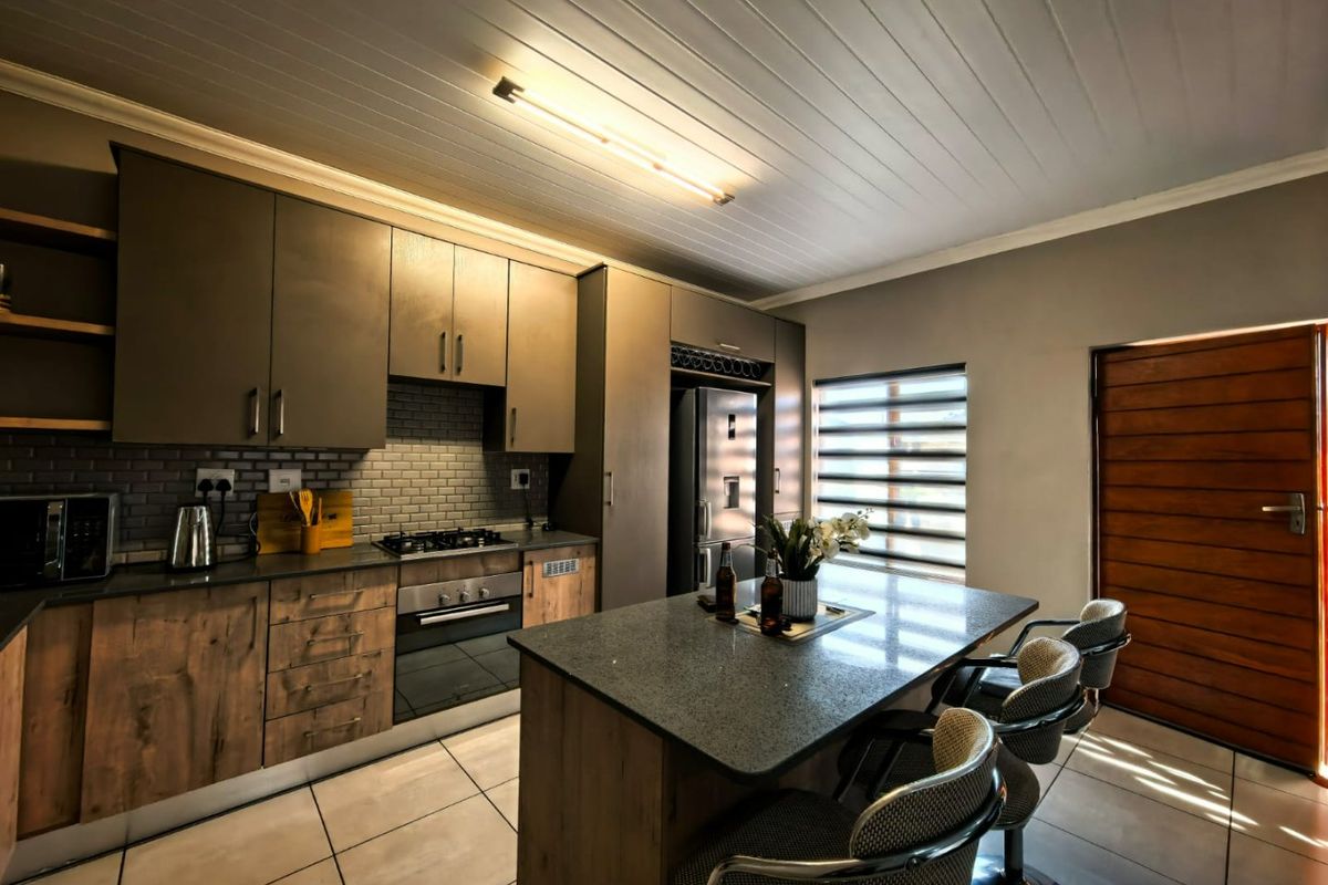 Elegant Modern Two Bedroom Townhouse Living - Photo 4