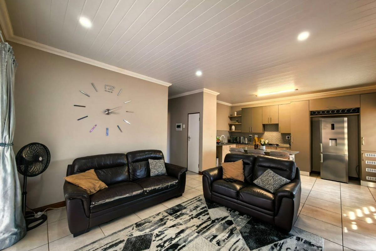 Elegant Modern Two Bedroom Townhouse Living - Photo 2