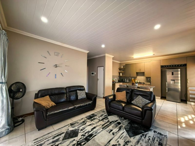 Elegant Modern Two Bedroom Townhouse Living - Photo 2