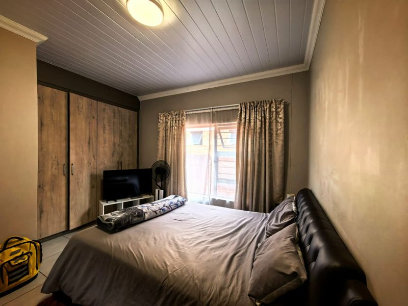 Elegant Modern Two Bedroom Townhouse Living - Photo 5