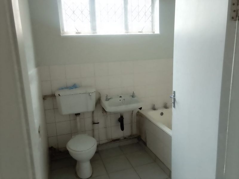 A Studio Apartment For Sale In Bulwer, Durban - Photo 4
