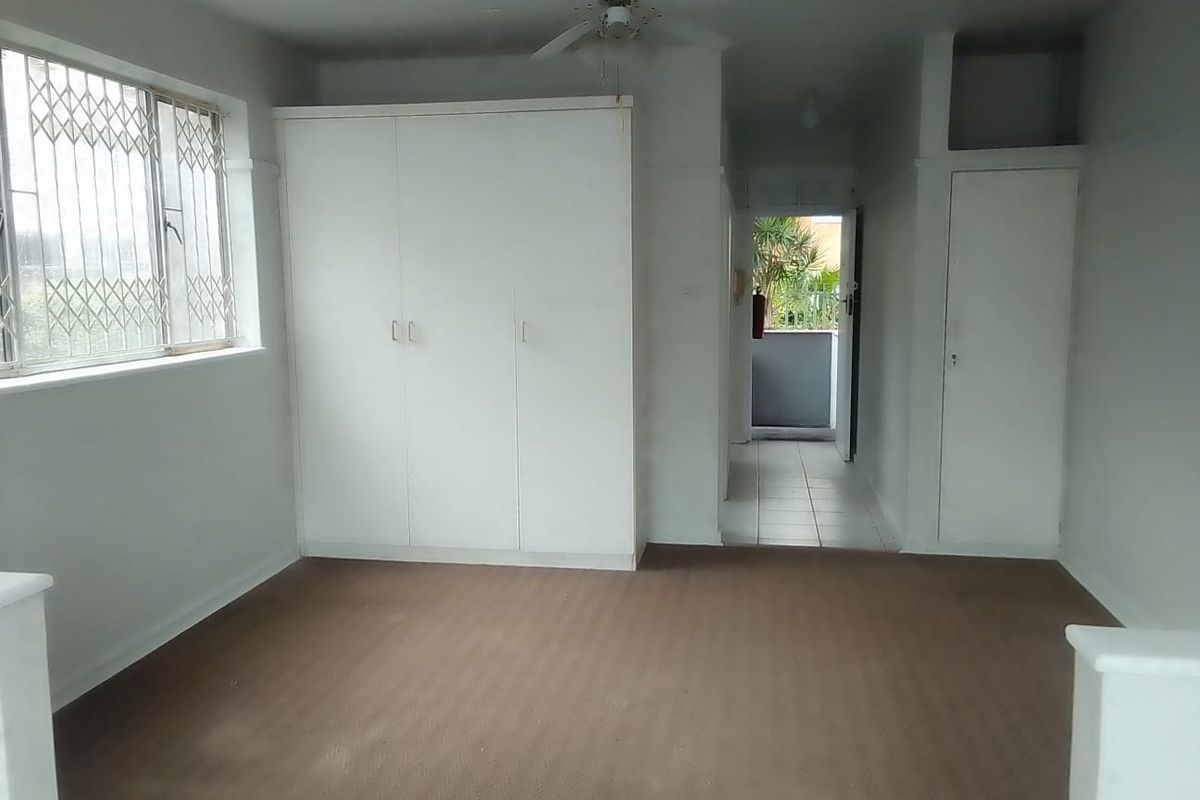 A Studio Apartment For Sale In Bulwer, Durban - Photo 2