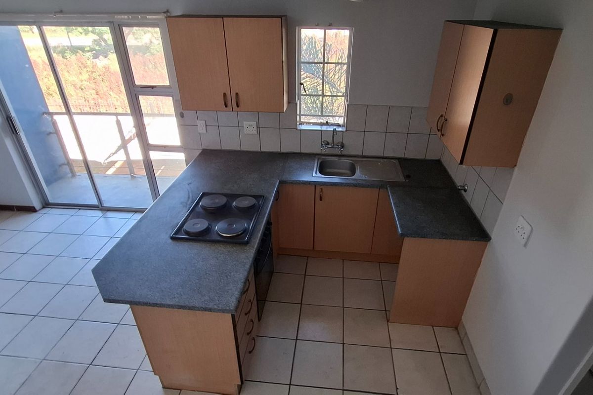 Cosy Riviera flat with open plan living and secure parking - Photo 2