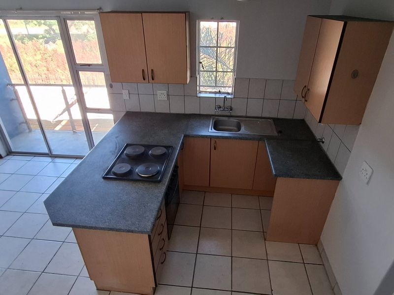 Cosy Riviera flat with open plan living and secure parking - Photo 2
