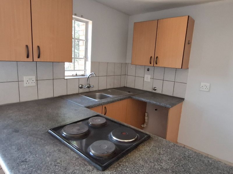 Cosy Riviera flat with open plan living and secure parking - Photo 3