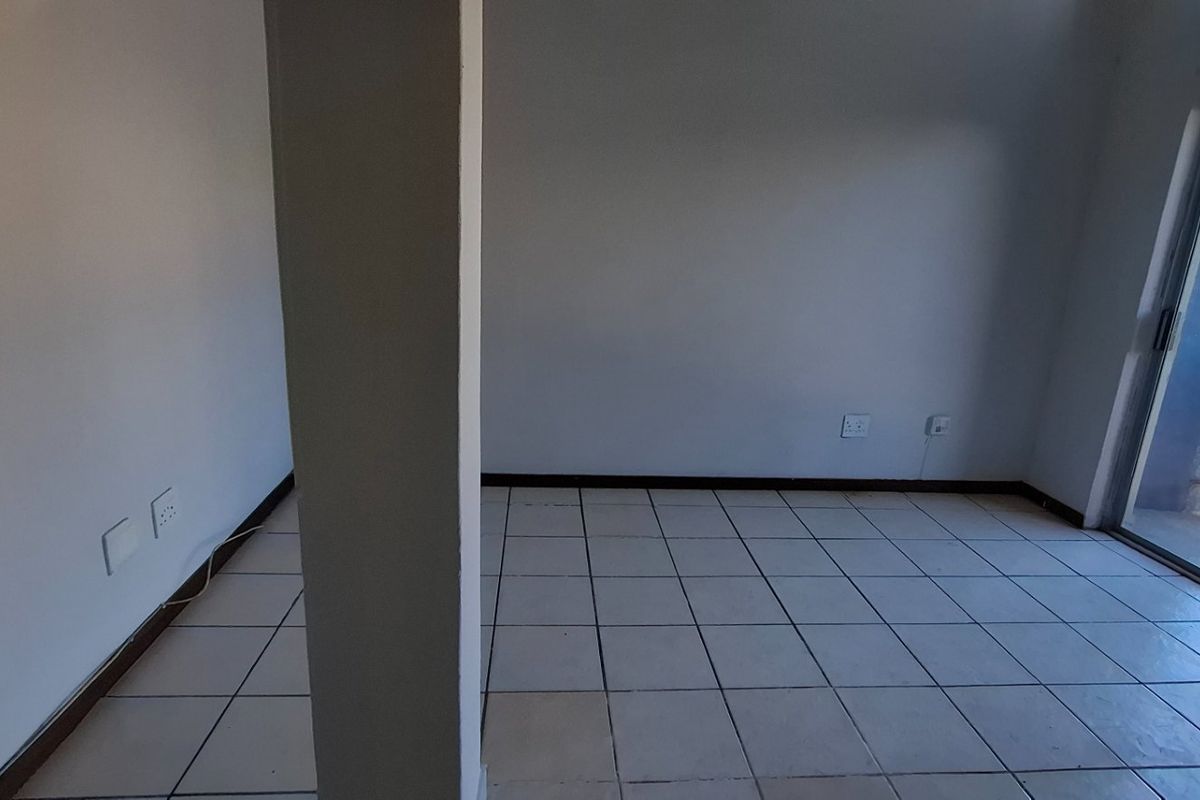 Cosy Riviera flat with open plan living and secure parking - Photo 3