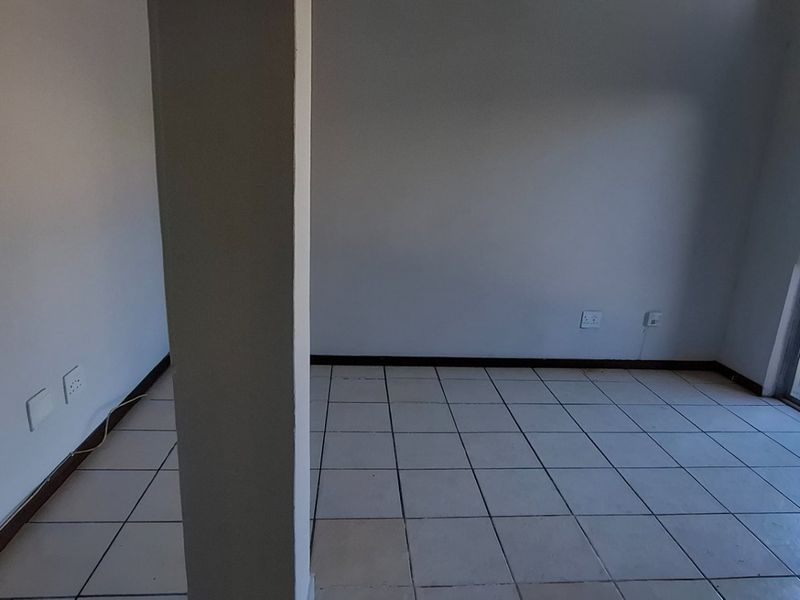Cosy Riviera flat with open plan living and secure parking - Photo 3