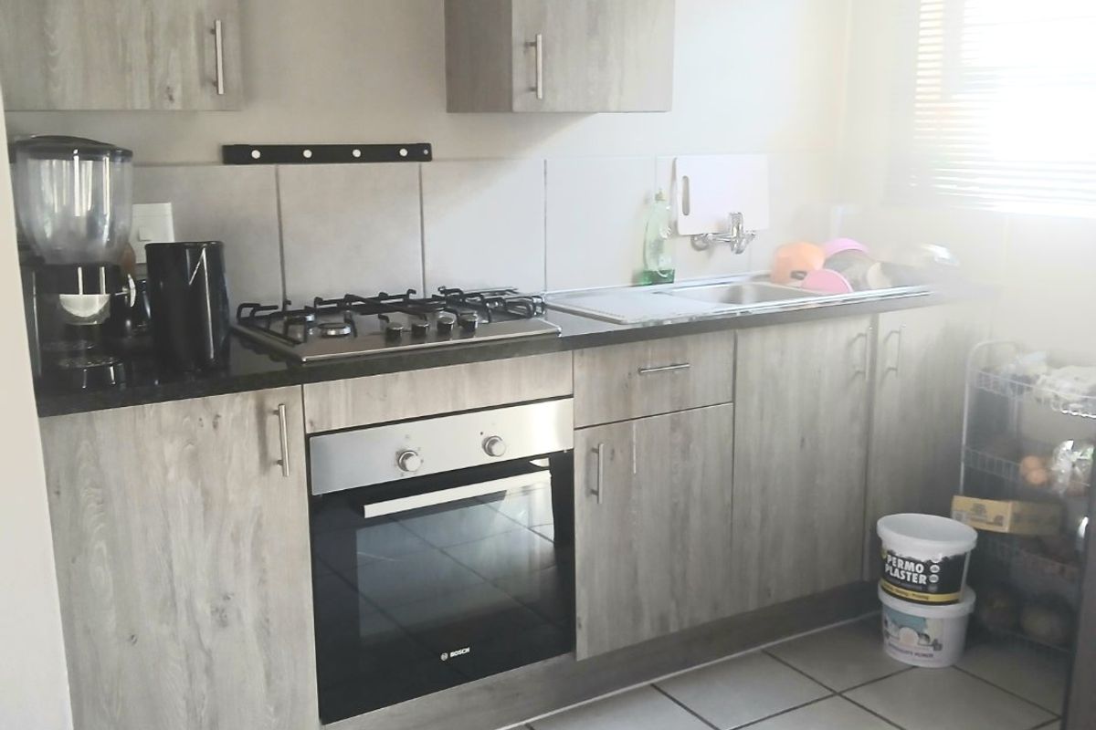 3 bed Townhouse  2 bathroom townhouse in Noordwyk with water tanks - Photo 4